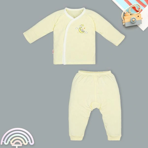 Bộ tay dài in hình em bé ngủ trên mặt trăng IQ Baby màu vàng 1