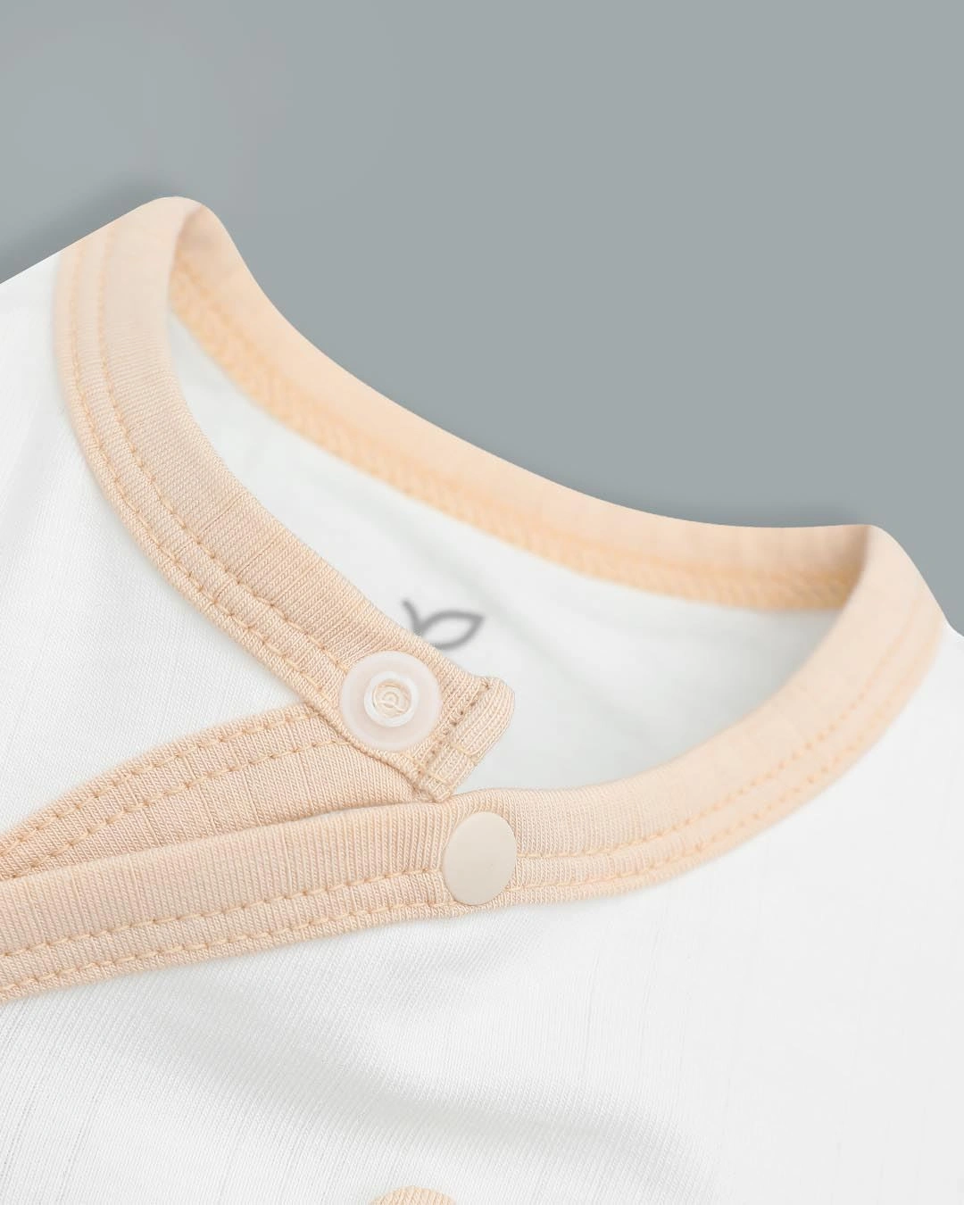 Bodysuit cài chéo gấu con ngộ nghĩnh La Pomme màu trắng - be 5