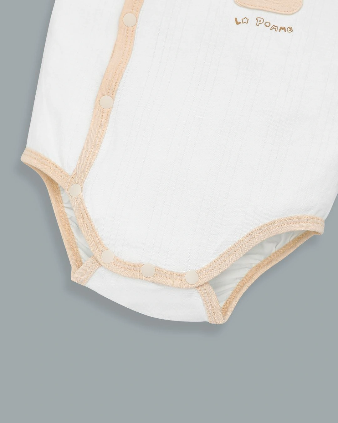 Bodysuit cài chéo gấu con ngộ nghĩnh La Pomme màu trắng - be 7