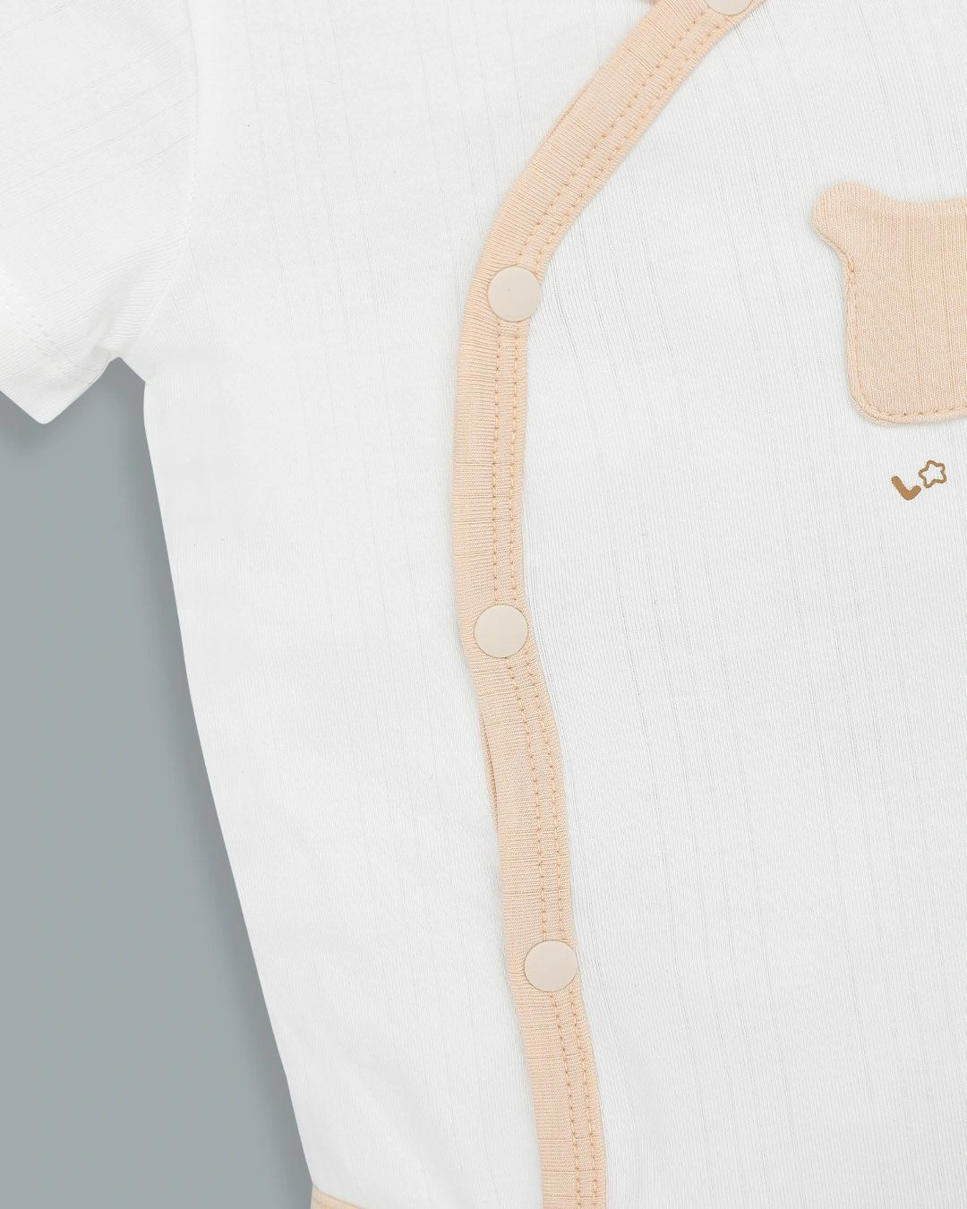 Bodysuit cài chéo gấu con ngộ nghĩnh La Pomme màu trắng - be 8