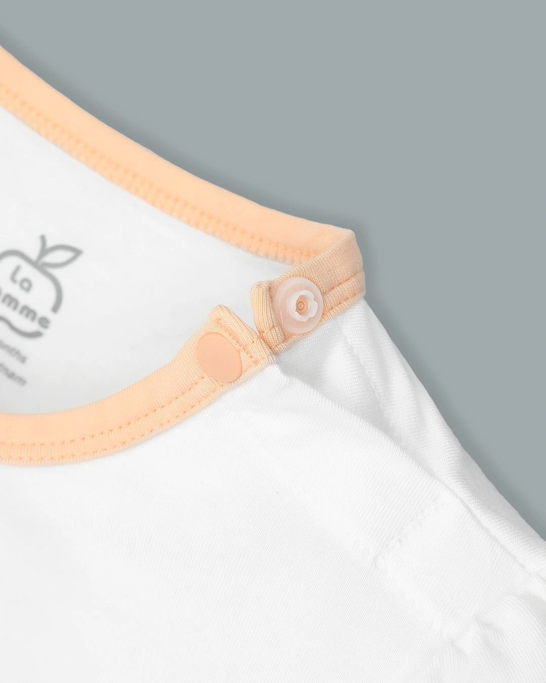 Bodysuit tay ngắn bèo nhún La Pomme màu trắng - cam 6
