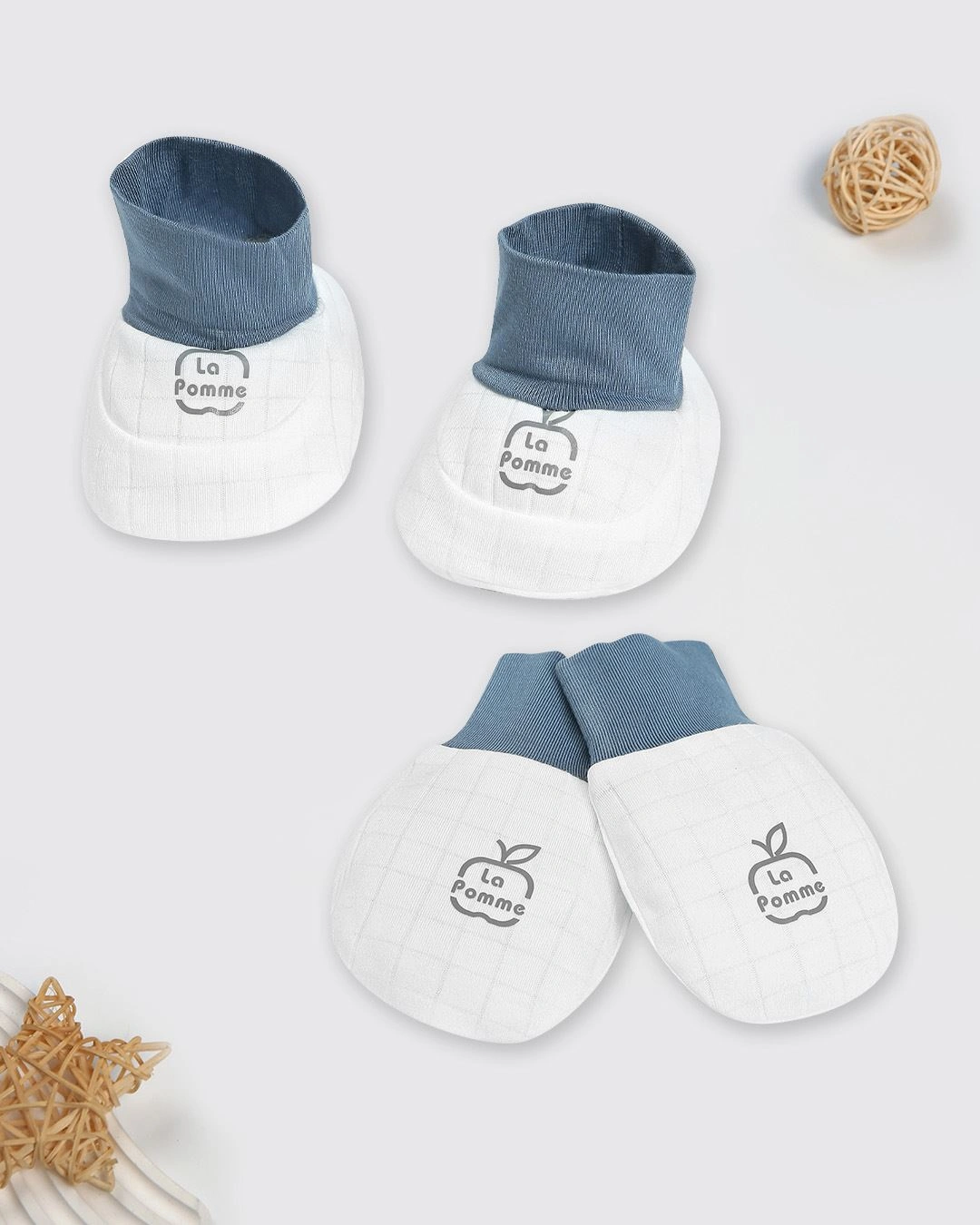Set bao tay, bao chân bé yêu vui nhộn La Pomme màu trắng - xanh dương (0 - 3 tháng) 2