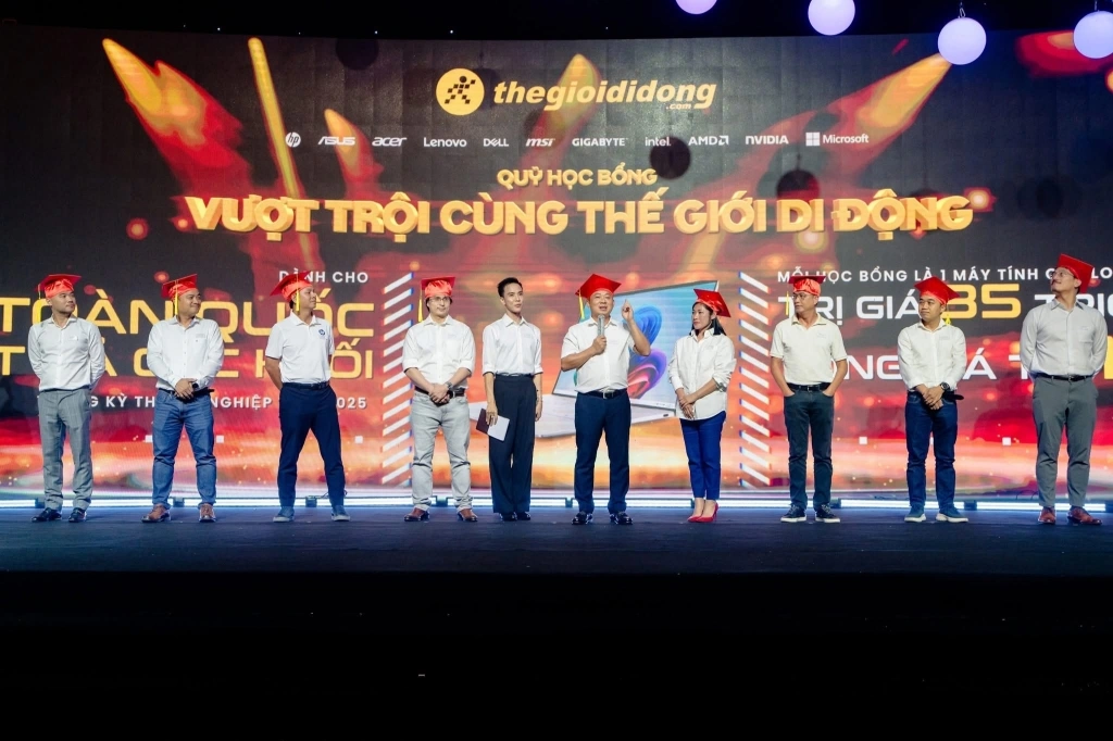 The Gioi Di Dong Lap Quy Hoc Bong 1,5 Ty Dong Tiep Lua Mua Thi 2025