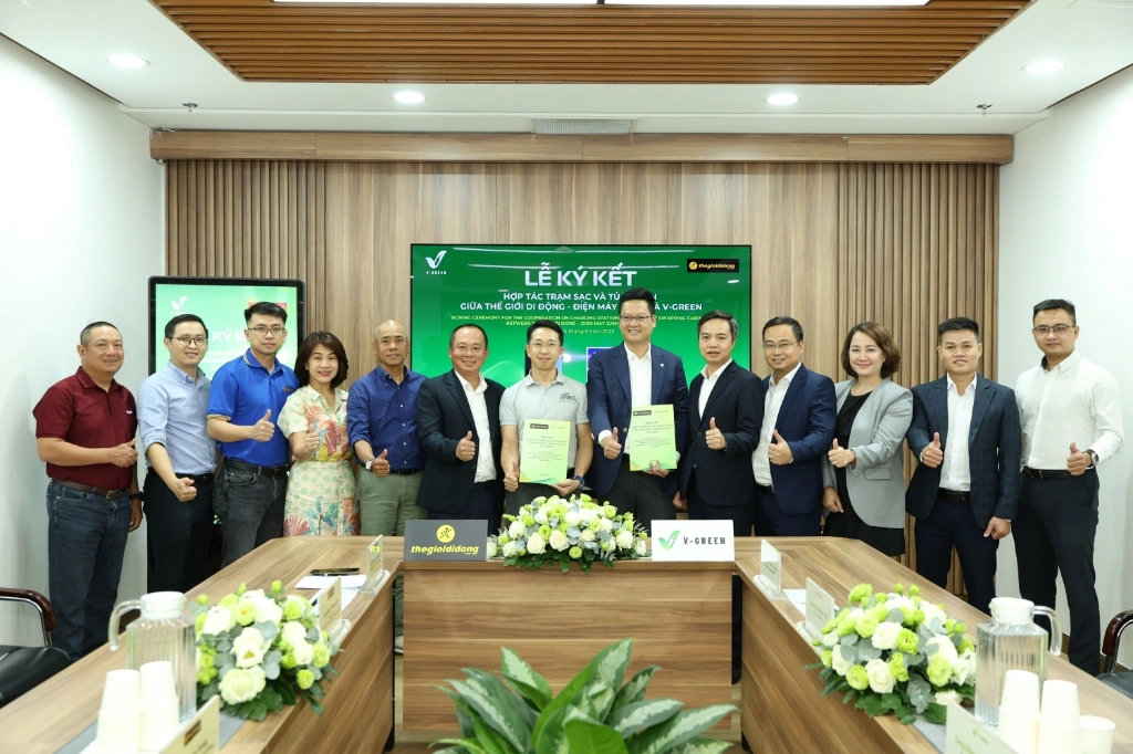 The Gioi Di Dong va V-GREEN - Hop Tac Chien Luoc Phat Trien Ha Tang Xe Dien Tai Viet Nam