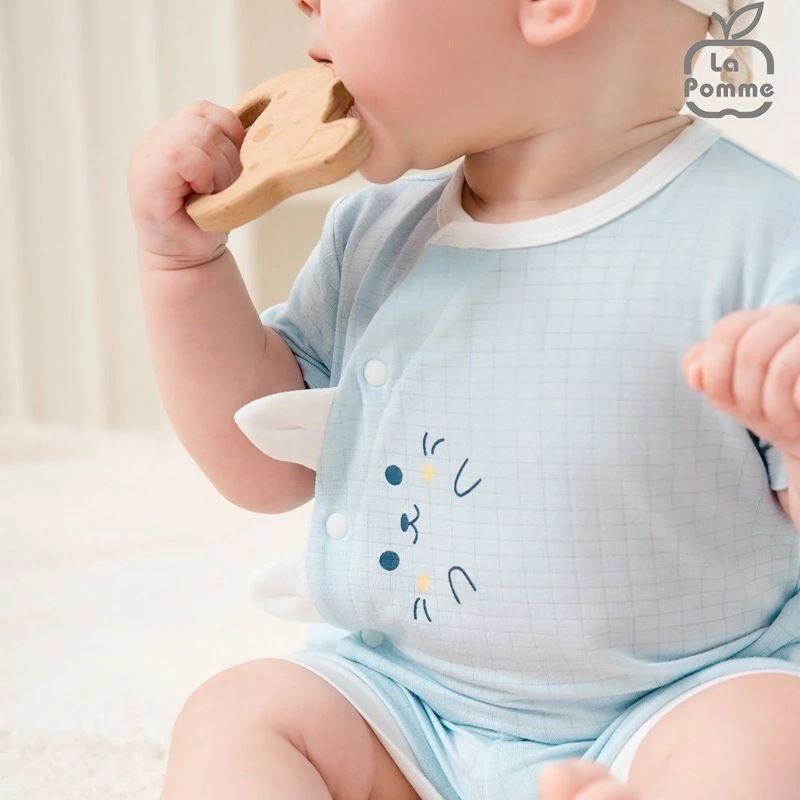 Bộ tay ngắn cài chéo bạn nhỏ ngộ nghĩnh La Pomme màu trắng 6