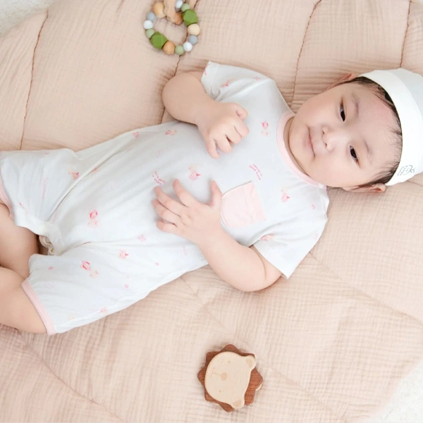 Bodysuit cài vai họa tiết ngộ nghĩnh La Pomme màu hồng - trắng 1
