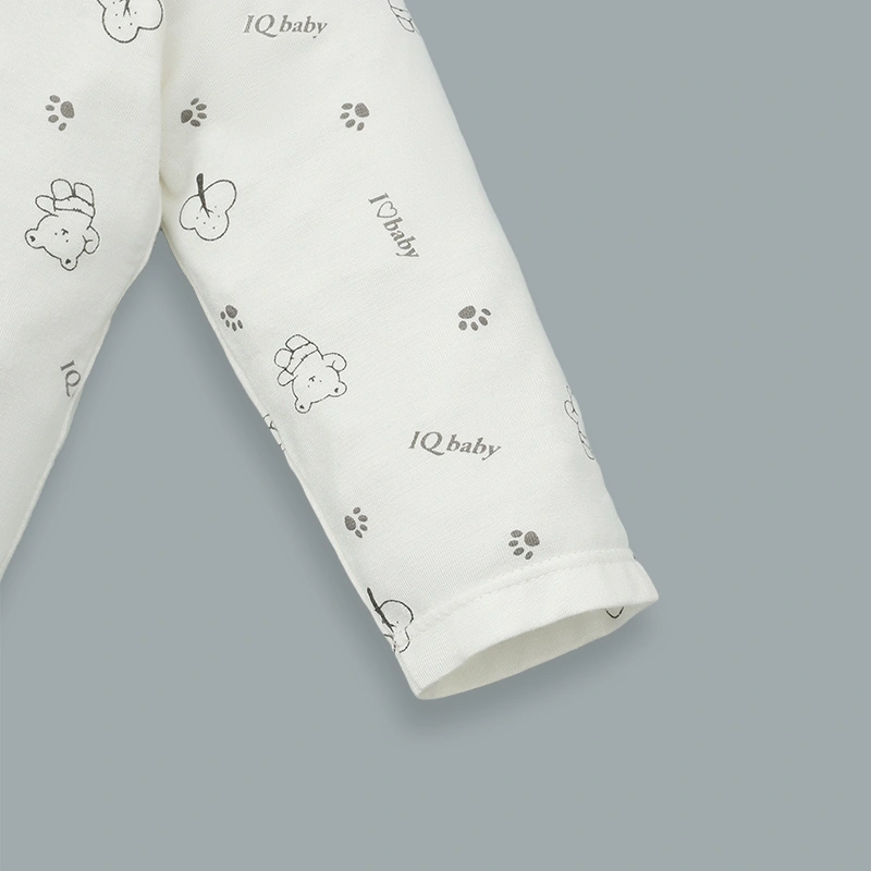 Áo tay dài cài chéo in gấu IQ Baby màu trắng 4
