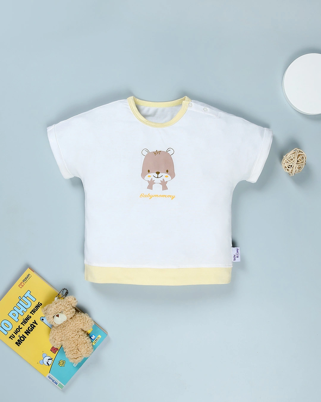 Bộ tay ngắn bé trai BabyMommy cài vai in gấu màu trắng - vàng 2