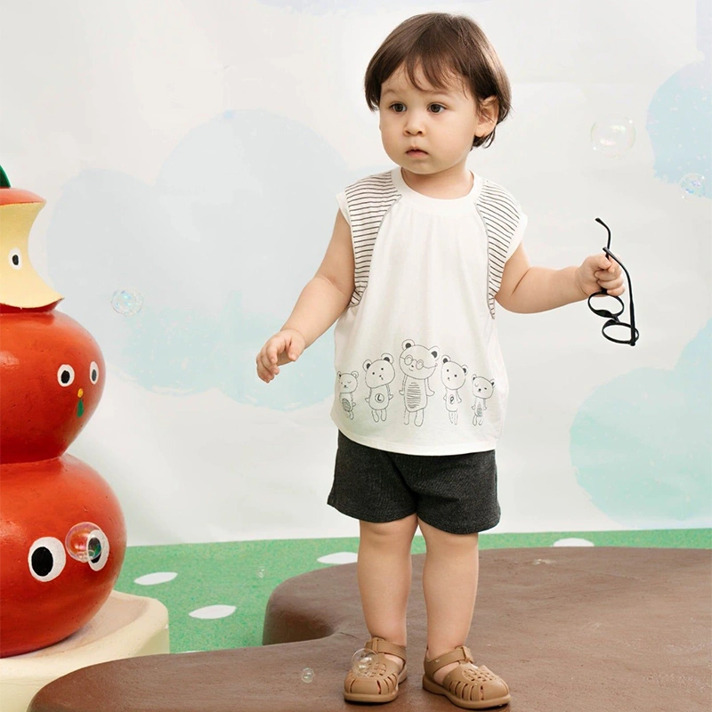 Bô sát nách bé trai La Pomme đoàn nhà gấu lên sân màu trắng 2