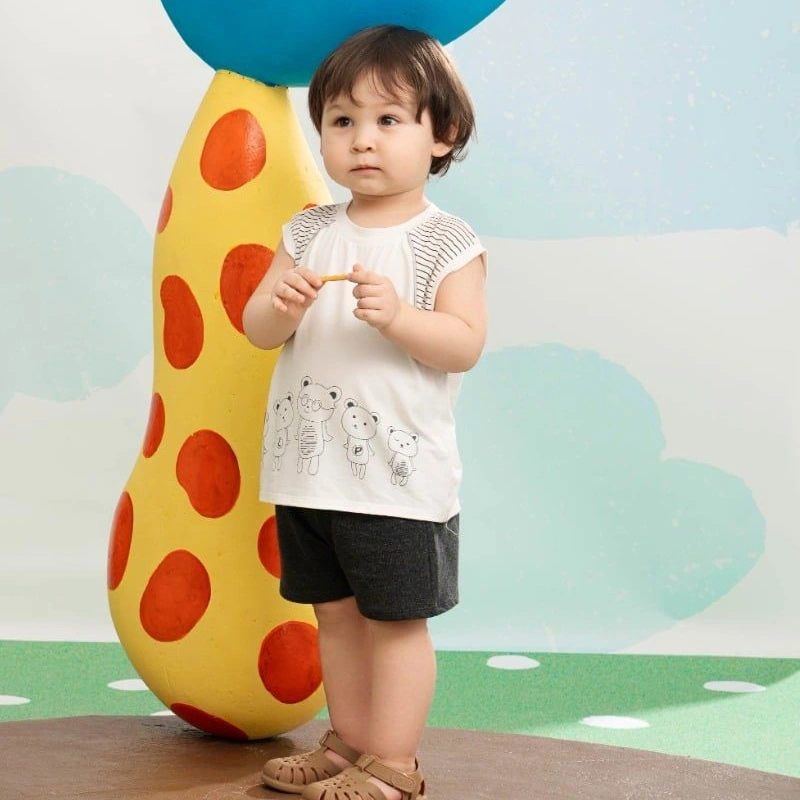 Bô sát nách bé trai La Pomme đoàn nhà gấu lên sân màu trắng 3