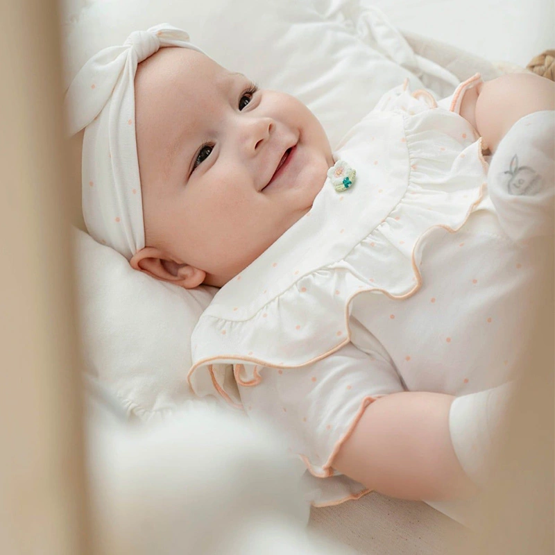 Bodysuit tay ngắn La Pomme chấm bi hoa điệu đà màu trắng 2