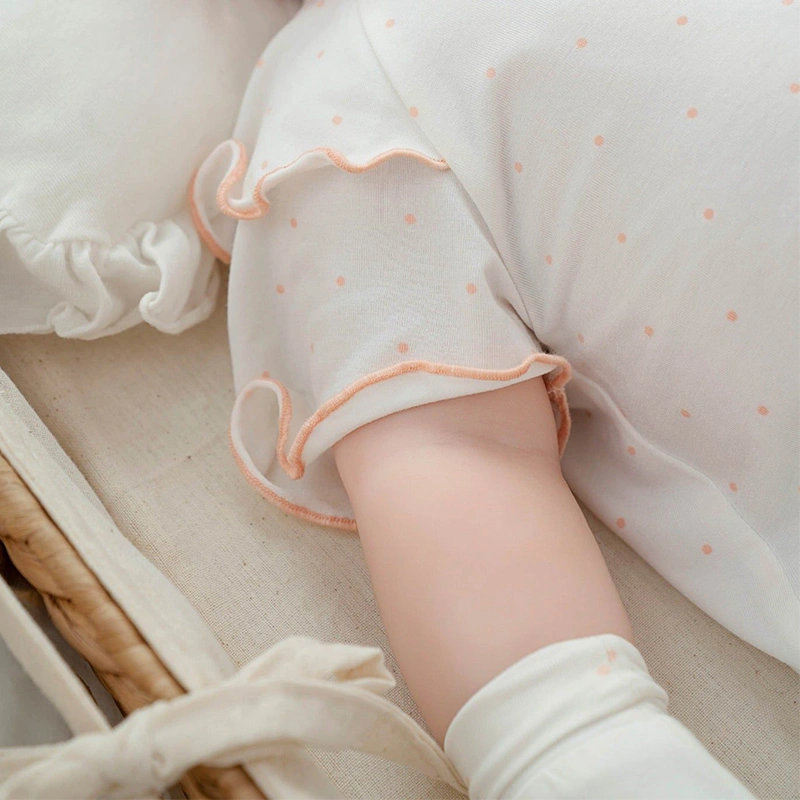 Bodysuit tay ngắn La Pomme chấm bi hoa điệu đà màu trắng 3