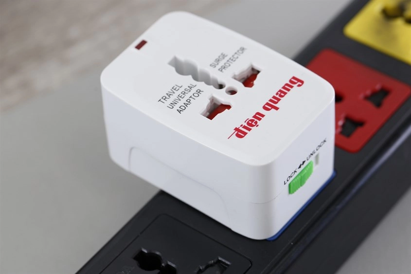 Adapter du lịch Điện Quang TV-01 được bán với giá khuyến mãi 82.000 đồng (giá được cập nhật vào 02/2023, có thể thay đổi theo thời gian) Adapter du lịch Điện Quang TV-01 được bán với giá khuyến mãi 82.000 đồng (giá được cập nhật vào 02/2023, có thể thay đổi theo thời gian)