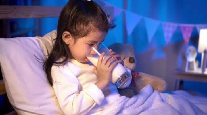 Trước khi đi ngủ 2 giờ là thời điểm thích hợp cho bé uống sữa tươi