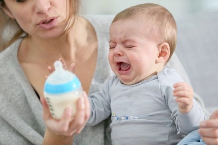 Nếu bé không thích ứng với sữa thì mẹ có thể đổi sang loại sữa khác