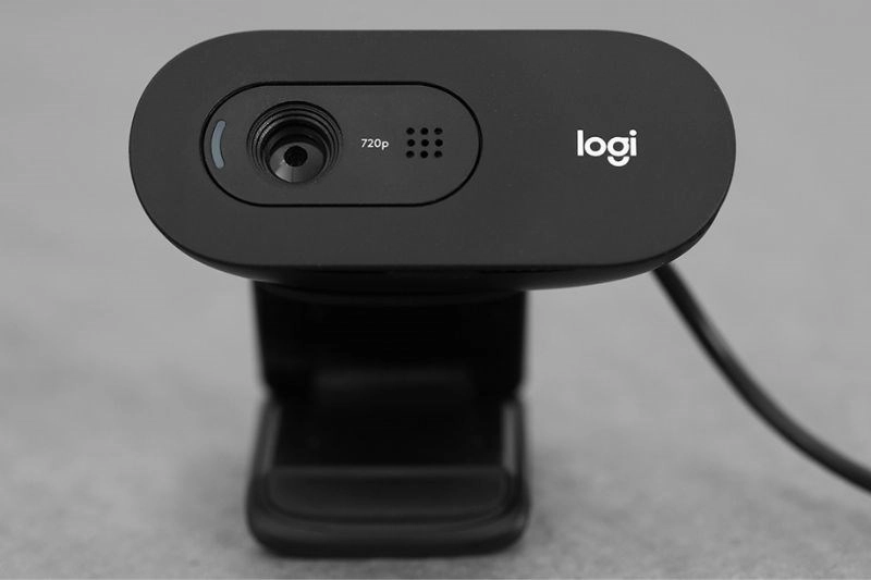 Webcam Logitech với sắc đen sang trọng