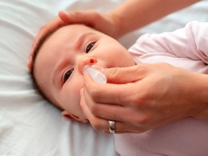 Bố mẹ không nên dùng dụng cụ hút mũi cho bé trên 2 - 3 lần/ngày