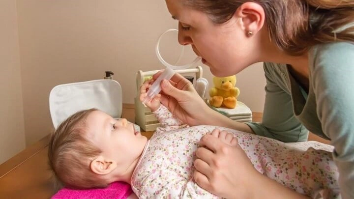 Các mẹ nên dùng dụng cụ hút mũi để bé hô hấp dễ dàng hơn