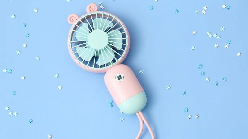 Kiểu dáng dễ thương khi có thêm hai tai ốc ở trên quạt Kiểu dáng dễ thương khi có thêm hai tai ốc ở trên quạt