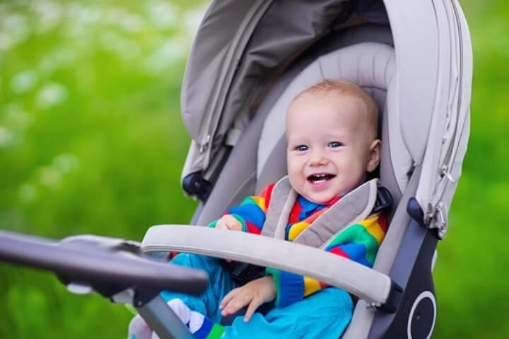 Bố mẹ nhớ luôn thắt đai an toàn cho bé khi sử dụng xe đẩy nhé