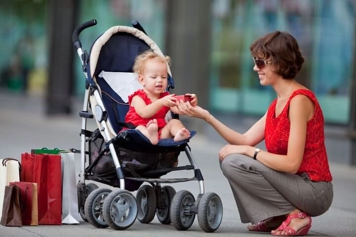 Mẹ nên lựa chọn xe đẩy phù hợp với độ tuổi của bé để tránh gây nguy hiểm cho con