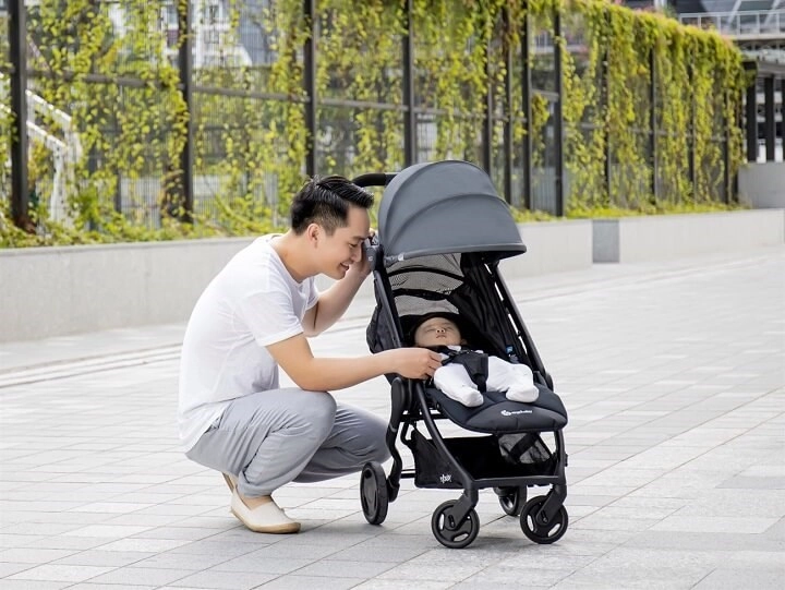 Xe đẩy giúp bé thoải mái vui chơi và nghỉ ngơi