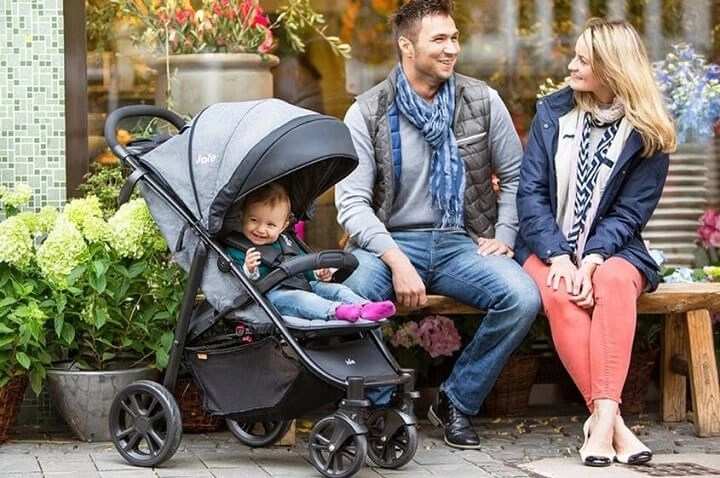 Xe đẩy là sản phẩm tuyệt vời cho bé và rất tiện lợi cho bố mẹ nên bạn nhớ mua nó nhé