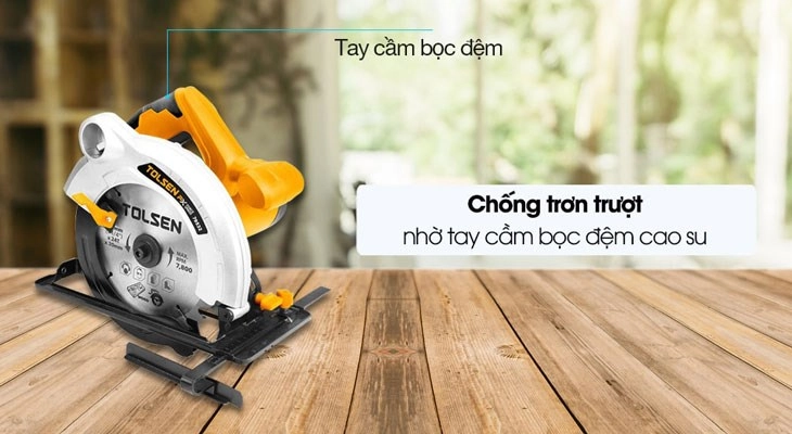 Máy cắt gỗ sử dụng lưỡi cắt đặc thù có rãnh sâu và nhọn
