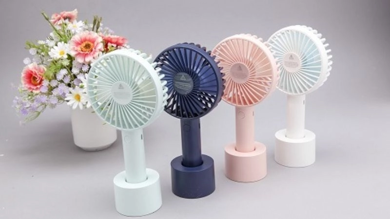 Quạt mini cầm tay nhỏ gọn có đế xốp vẫn để bàn được Quạt mini cầm tay nhỏ gọn có đế xốp vẫn để bàn được