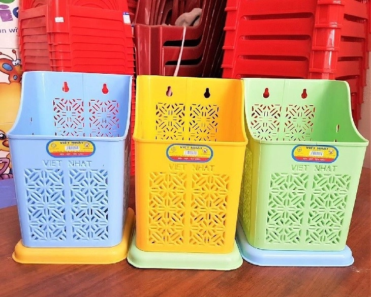 Ống đũa nhựa có dung tích vừa phải, thích hợp dùng trong các quán ăn Ống đũa nhựa có dung tích vừa phải, thích hợp dùng trong các quán ăn