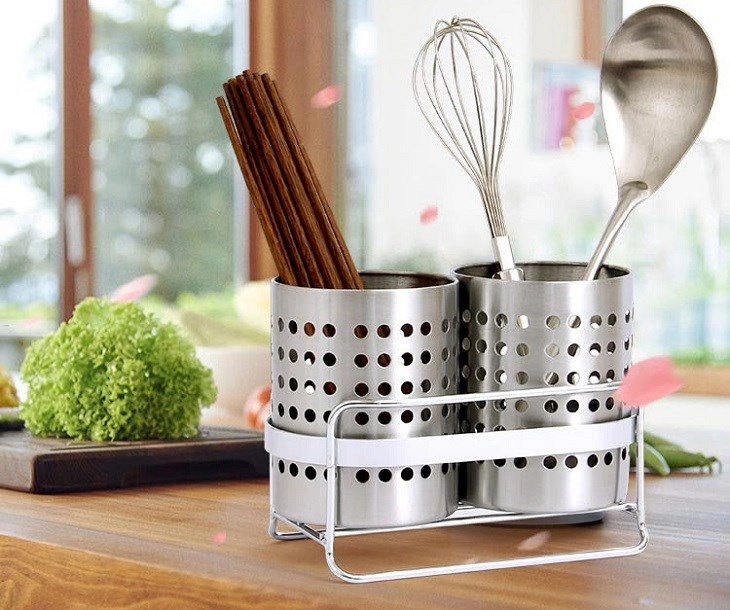 Bộ ống đũa inox có thiết kế dạng ống tròn với phần chân đế tiện lợi Bộ ống đũa inox có thiết kế dạng ống tròn với phần chân đế tiện lợi