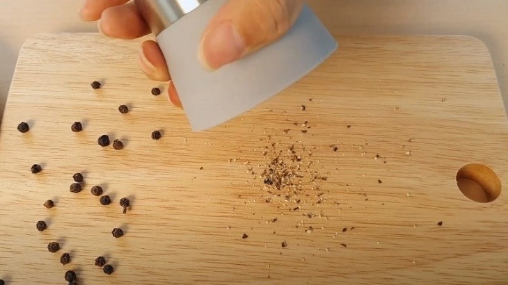 Đối với máy xay tiêu bằng tay bạn chỉ cần dùng lực của tay để vặn Đối với máy xay tiêu bằng tay bạn chỉ cần dùng lực của tay để vặn