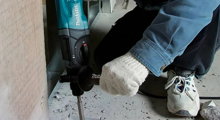 Máy khoan đa năng Makita được trang bị tay cầm phụ, thuận tiện khi cầm nắm