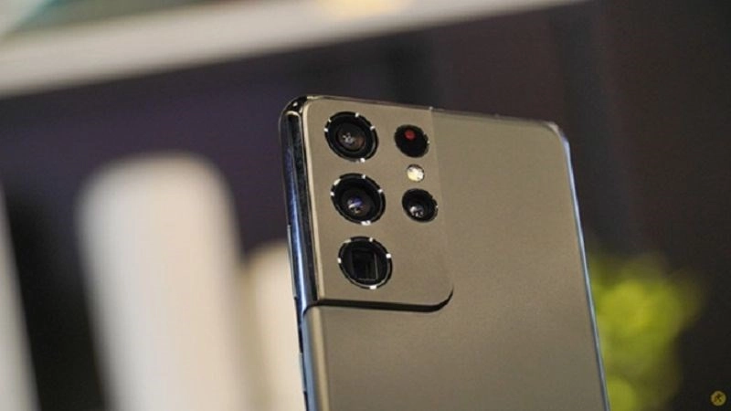 Điện thoại Samsung với đặc trưng là có cụm camera sau