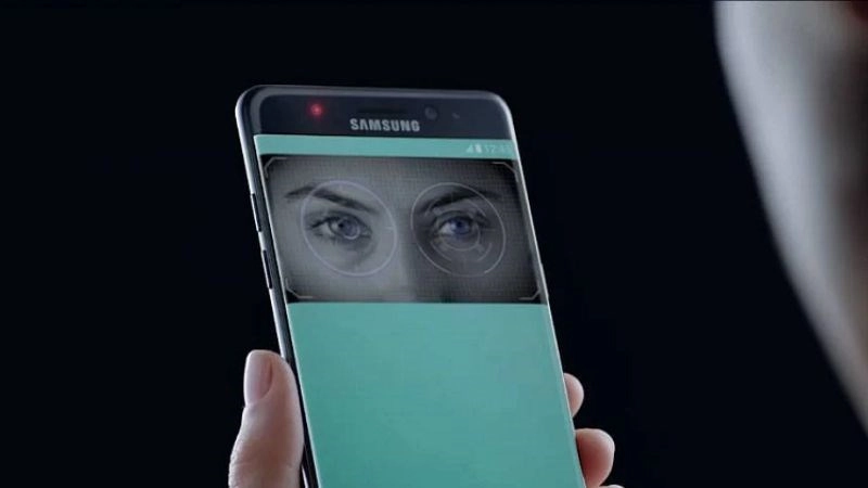 Các dòng điện thoại cao cấp của Samsung hiện nay đã được trang bị bảo mật với cảm biến mống mắt. Các dòng điện thoại cao cấp của Samsung hiện nay đã được trang bị bảo mật với cảm biến mống mắt.