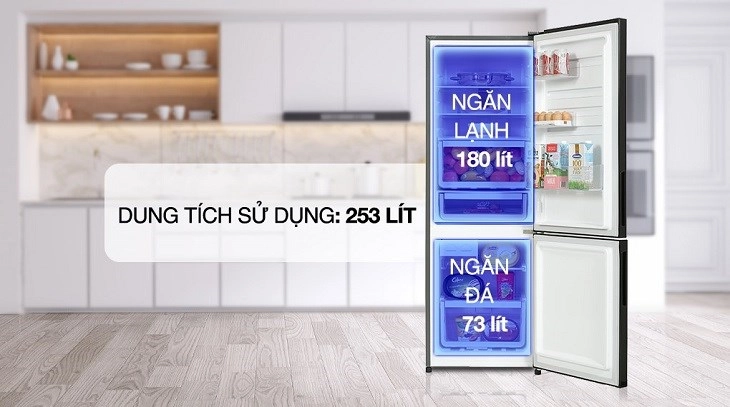 Tủ lạnh Electrolux Inverter 253 Lít EBB2802K-H có thiết kế ngăn mát ở trên, thuận tiện khi lấy thực phẩm