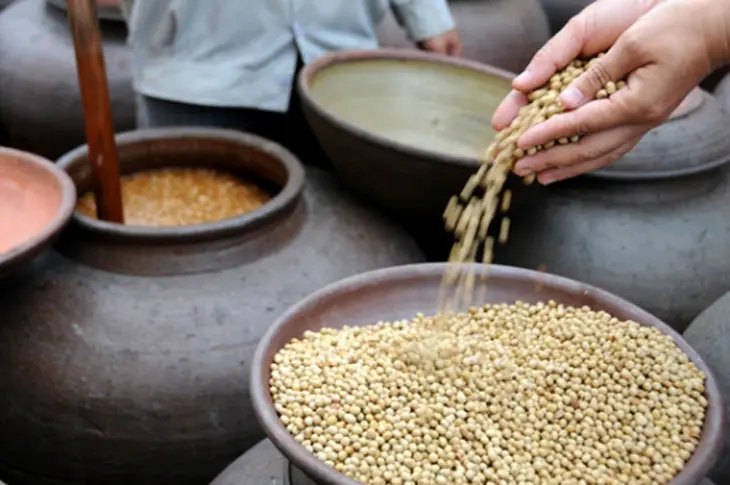 Nước tương lên men truyền thống đạt hơn về chất lượng hương vị