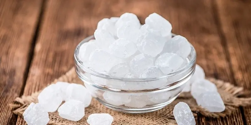 Đường phèn dùng làm gia vị hoặc nguyên liệu trong bài thuốc đông y