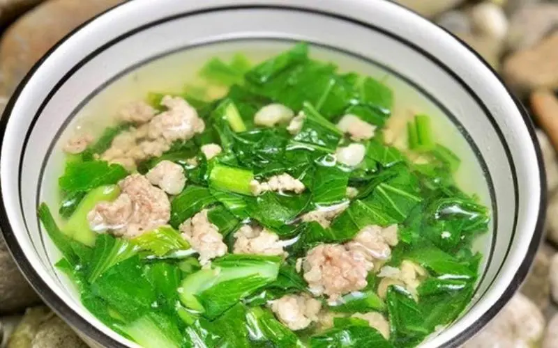 Cháo có màu xanh của cải trông rất bắt mắt