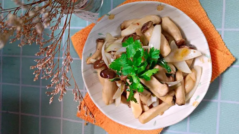 Nấm đùi gà xào hành tây 