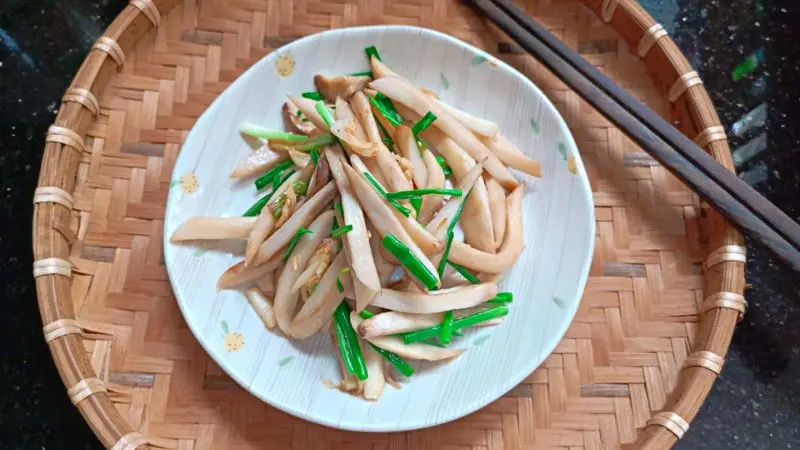 Nấm đùi gà xào giá hẹ