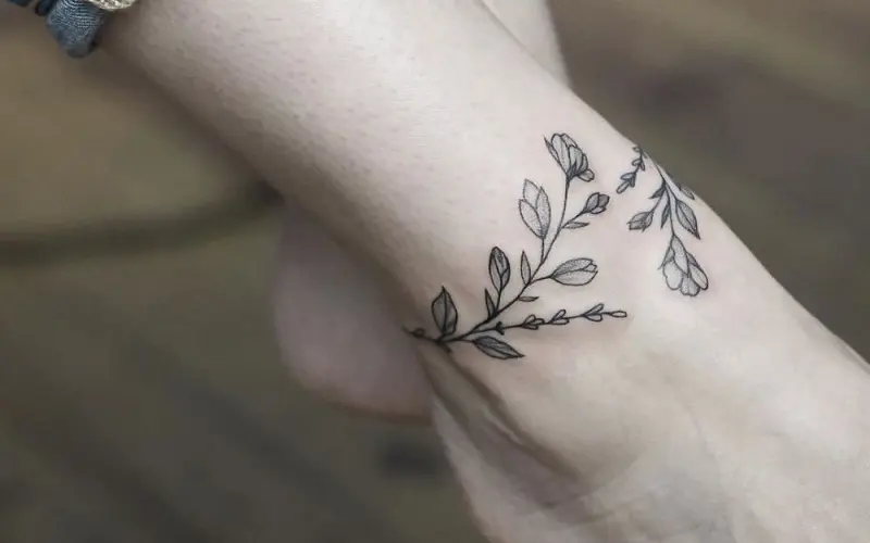 Hình xăm bản đồ thế giới và mũi tên phù hợp cho những người thích khám phá, ưa mạo hiểm và có ước mơ lớn
