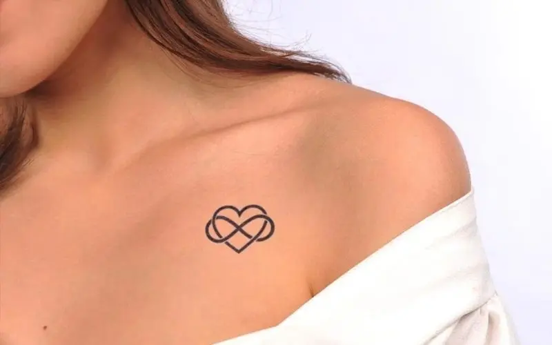 Hình xăm chữ La vie en rose - cuộc sống được nhìn qua lăng kính màu hồng