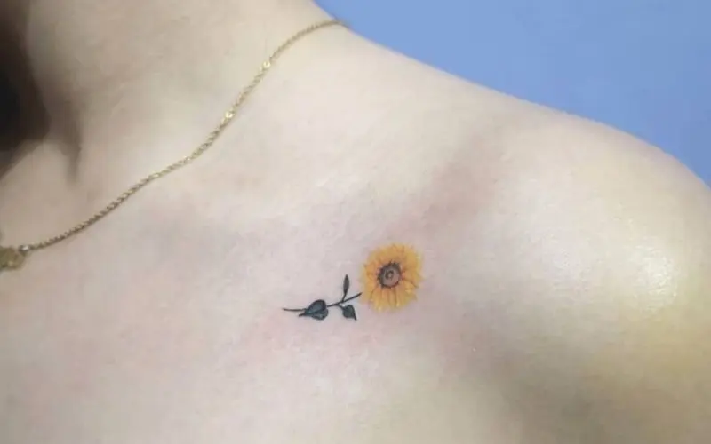 Hình xăm hoa nhỏ, thể hiện vẻ đẹp ng-y thơ, đơn sơ của người con gái