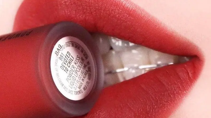 Swatch MAC Powder Kiss Liquid Lipcolour màu 991 The Devoted To Chili Đỏ Chili Đỏ gạch