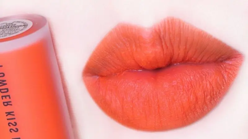 Swatch wder Kiss Liquid Lipcolour màu 992 Resort Season Cam Neon
