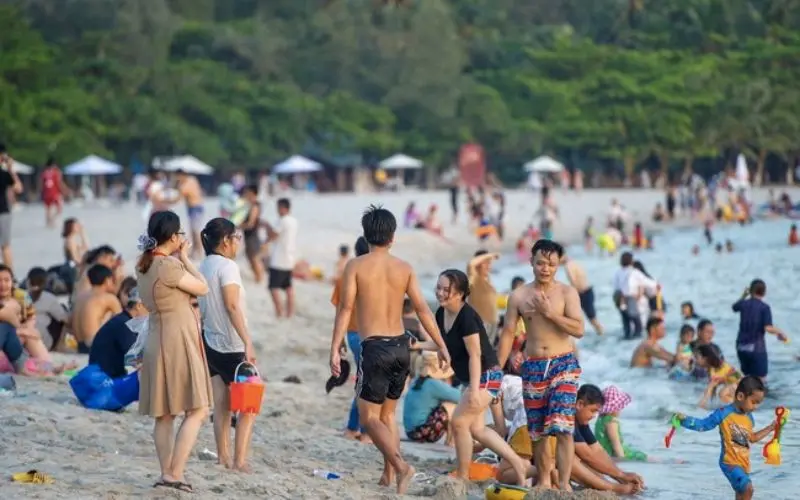 Bãi biển Mũi Nai thu hút nhiều du khách đến nghỉ dưỡng