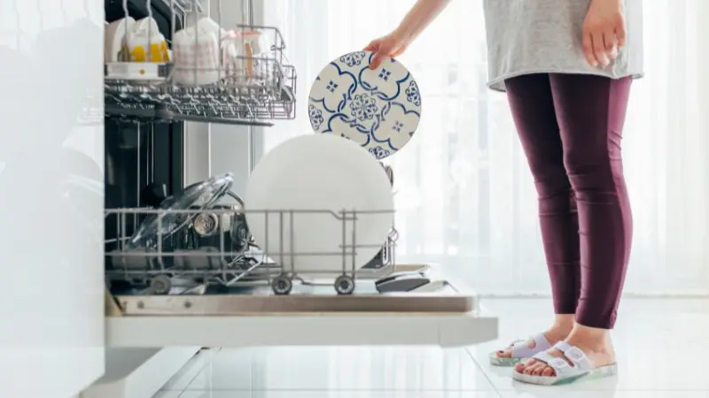 Lý do nên bỏ vỏ bưởi vào máy rửa bát