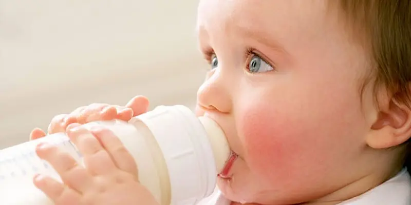 Bé bú sữa mẹ thanh trùng vẫn bị đau bụng có thể do dụng cụ chứa sữa chưa đảm bảo vệ sinh