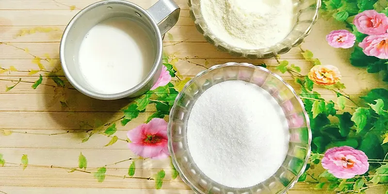 Là sữa được tạo thành từ sữa bột, nước và thành phần phụ (Vitamin và hương liệu)